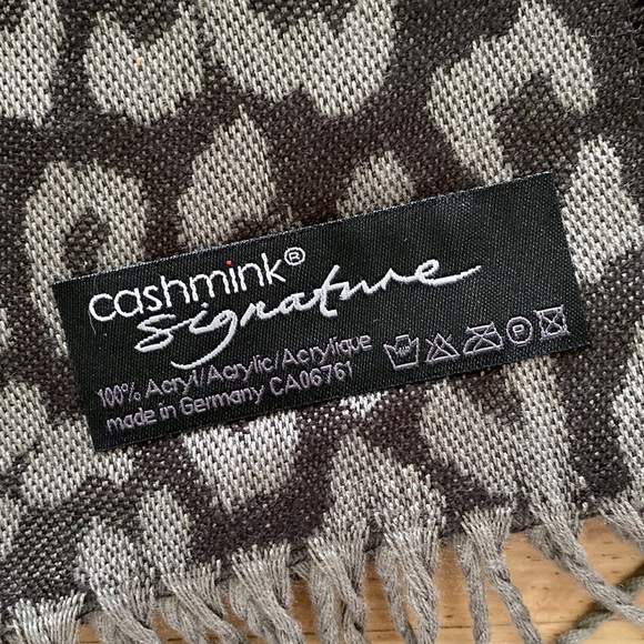 Cashmink Scarf Leopard Print - Picture 3 of 3